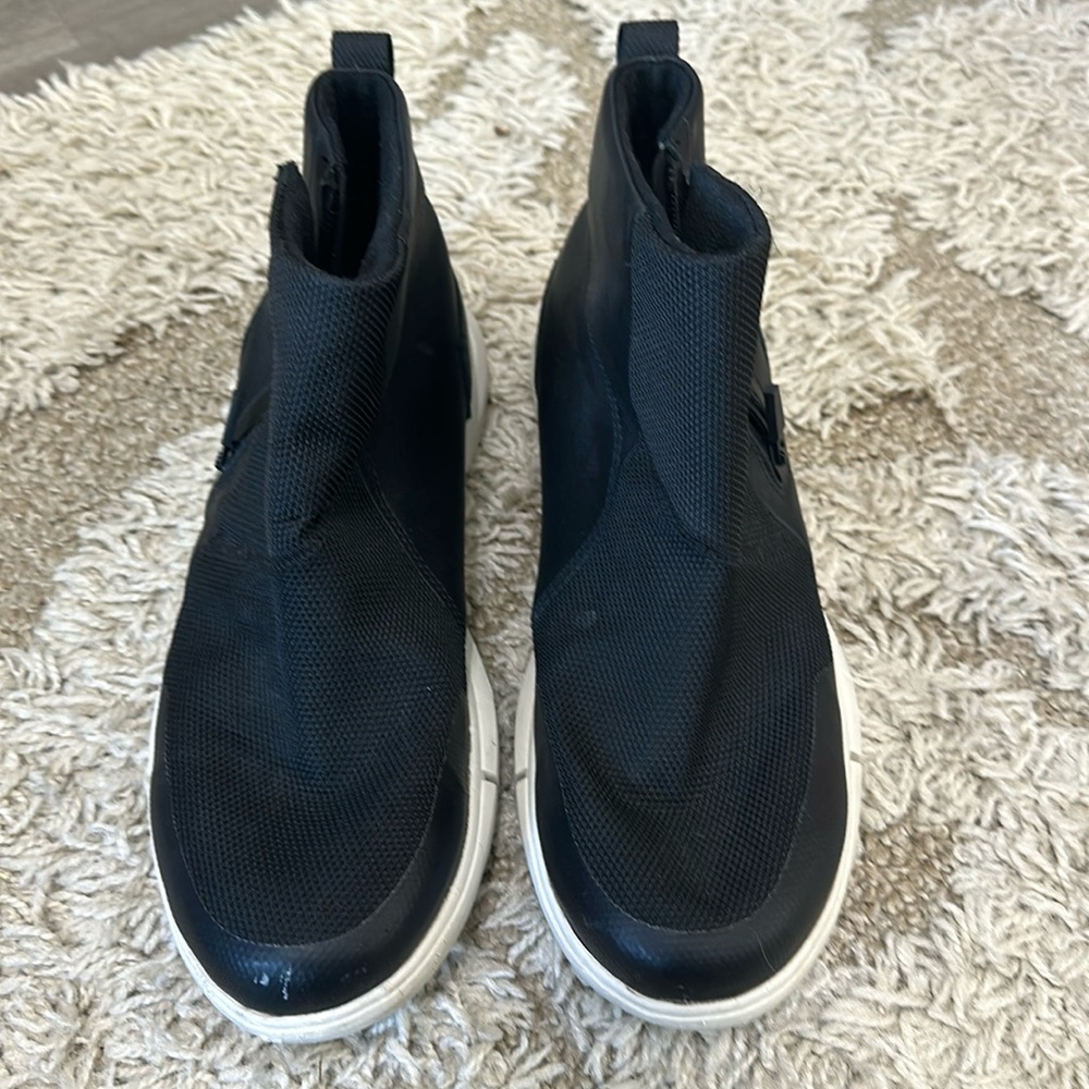 Black mid top Sorel shoe. Very comfortable!! Good condition.